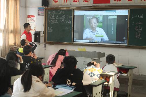 图片三 宣讲袁隆平精神-蒋杨影摄